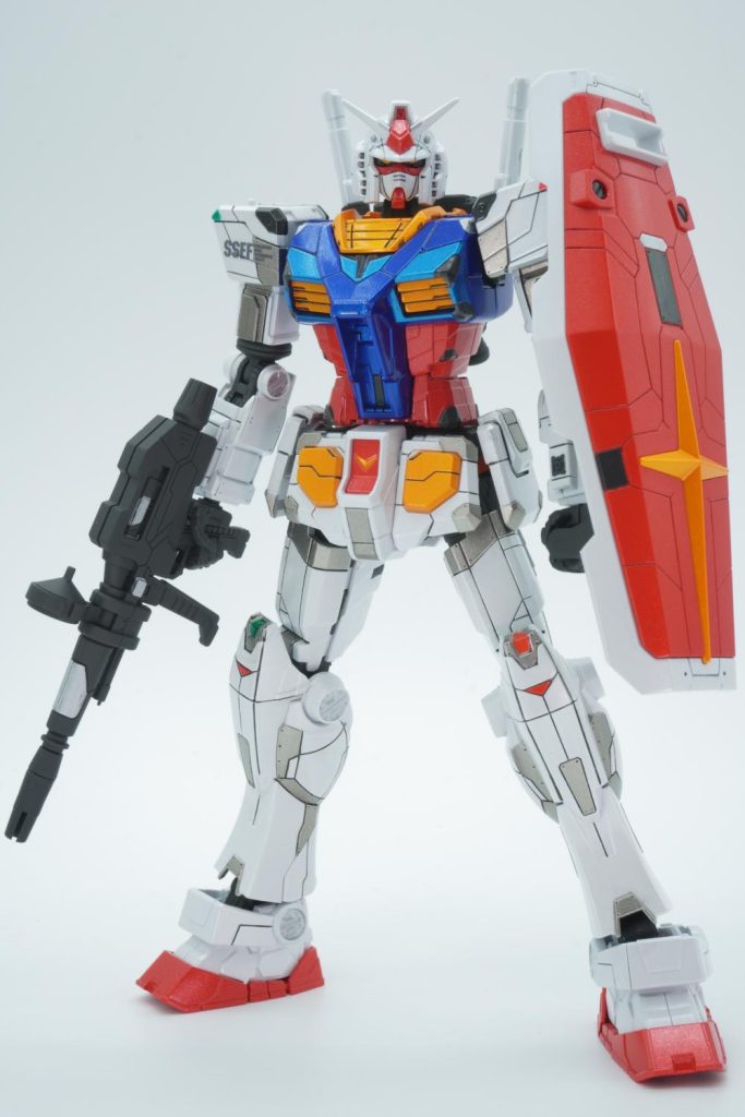横浜モデルのガンダムは、塗り分けの量が多い…パール塗装でガンダムを塗りたい場合は、ピンクサフの上にパール純色イエローを使うとガンダムカラーによく使われるオレンジっぽいイエローになります。ビームライフルとシールドもボーナスパーツであったので塗り分けました。シールドがかっこよくてお気に入りです。