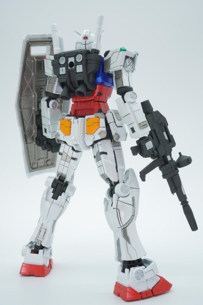 ワンポイントには、スターブライトジェラルミンを使用してメカニカル感を出しています。シールドの裏も塗り分けました。