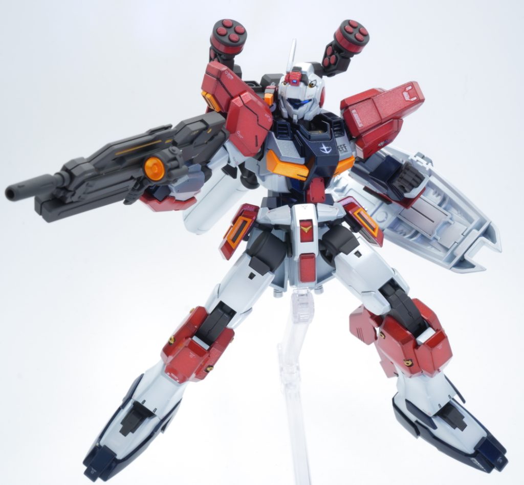 モノアイ部分はブルーライトで反応するようにして、ツインアイが見えるようにしています。