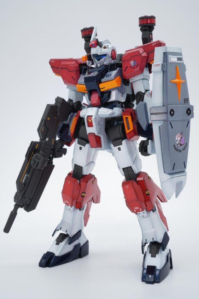 スタンダードアーマーとは違い軽量感がすごくあります。肩がシンプルすぎたので、バトオペ2を参考にして、モールドを追加しています。