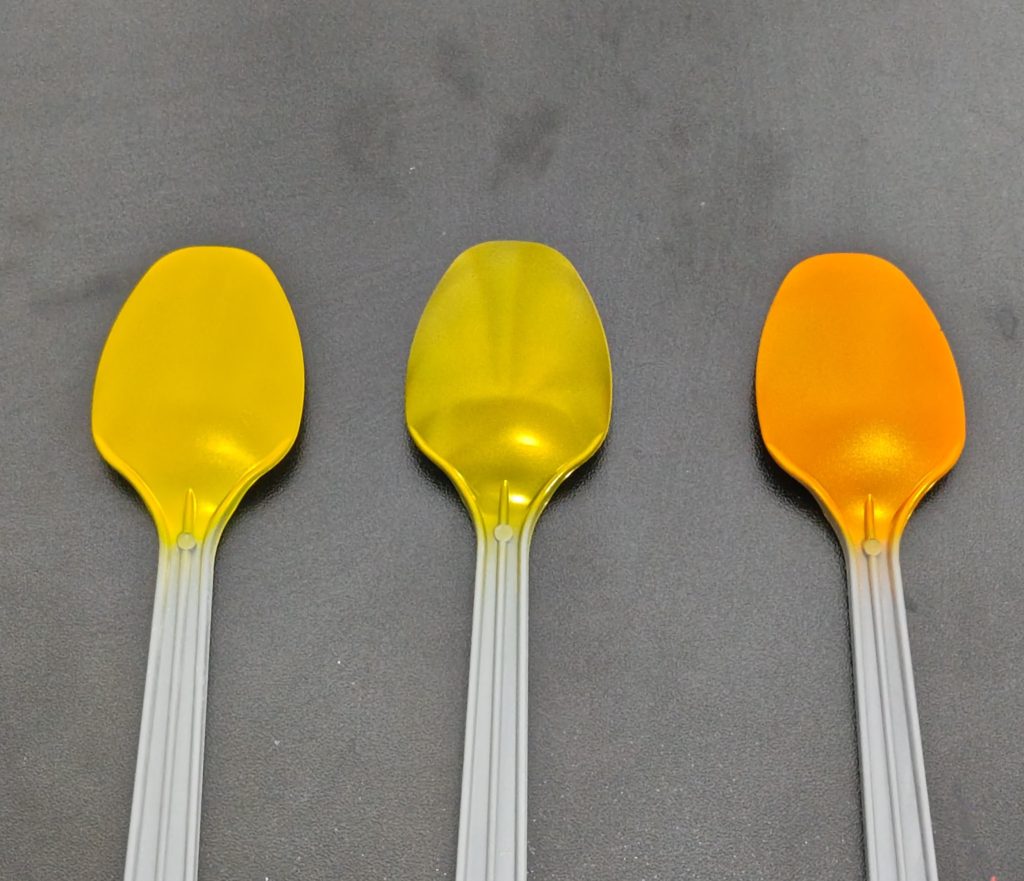 純色パールイエローを下地を変えて塗装してみました。写真写りがあまりよくないですが、左からガイアノーツ ホワイト、ガイアノーツ グレー、ガイアノーツ ピンクです。ピンクサフはクレオスのが色が薄いのでもっと合うと思います。