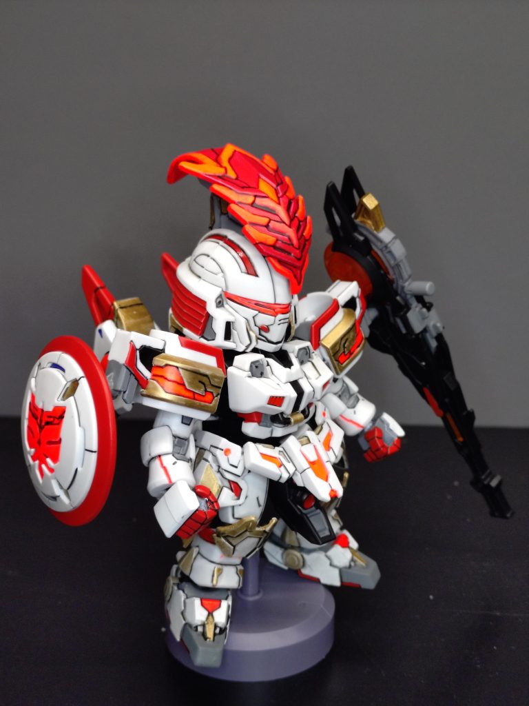 白い機体に蛍光レッドを塗っているので、ユニコーンガンダムにも見えたり^^;