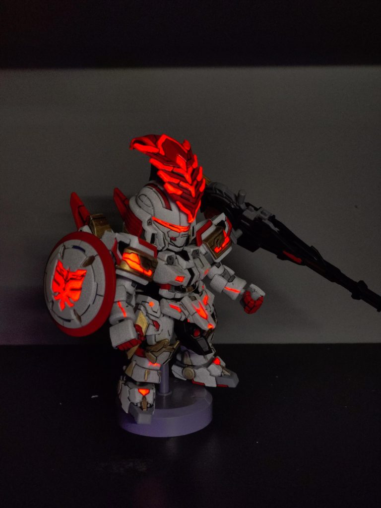 蛍光レッドを使用しているので、ブラックライトで光ります。兜飾りが炎を噴き上げてる感じになったのが気に入ってます。