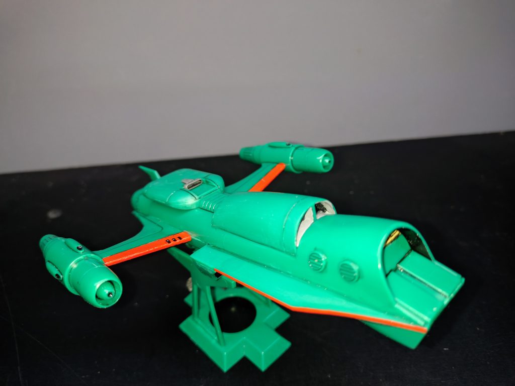 裏面 知っている人もいるとは思いますが、元キットはアオシマ社のイデオンシリーズのサディス・ザンです。それっぽい形状でしたので、ジオン系にしてみました。ガタマン・ザンやグラム・ザンはかなり特殊な形状なのでジオン系にするのはちょっと難しいwドロワ・ザンならいけるかもしれないが、中古高い(笑)宇宙世紀っぽくない部分を無くして、レーダーとか付けたが連邦っぽい感じになってしまった。それっぽく見えると思って頂ければ幸いです。