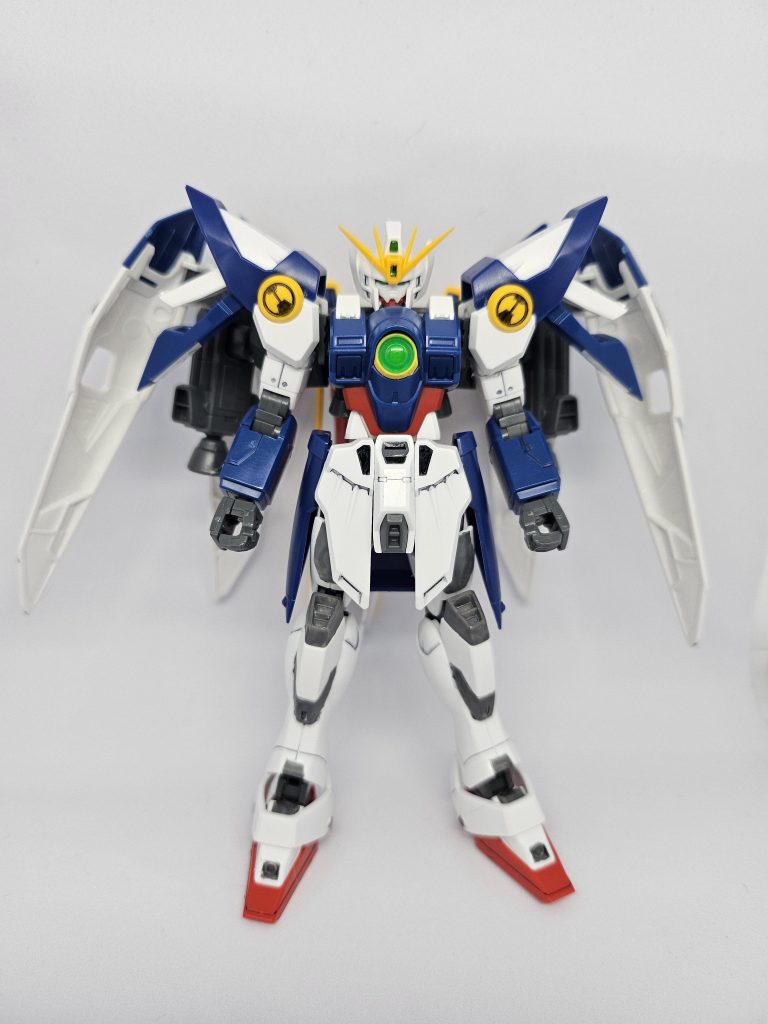 敗者たちの栄光では、プロトゼロフレームとウイングガンダムEW、ウイングバインダーでゼロシステムがウイングガンダムゼロEWを設計しました。 もし、TV版で同じ様な設計思想から来たらウイングガンダムがベースになると思ったのでウイングガンダムベースでゼロを足して行きました。 膝周りのグレーはRGウイングガンダムゼロのイメージから。RGウイングガンダムゼロ楽しみですね!