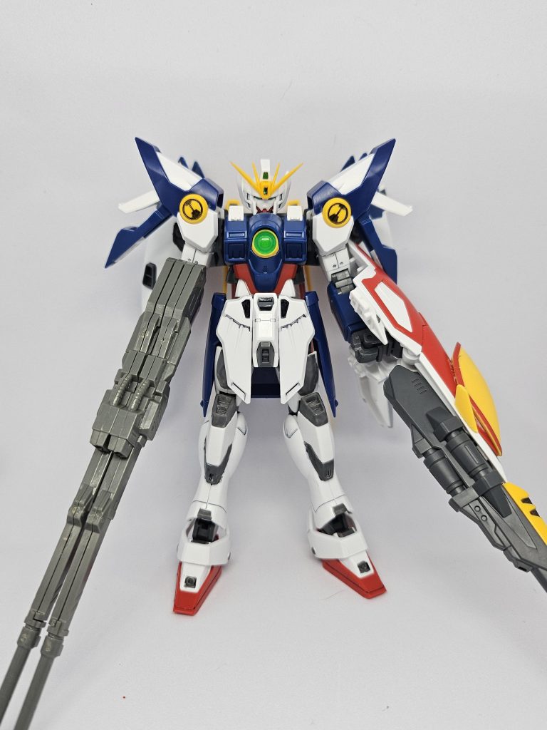 頭部はウイングガンダムの削りをミスって悩んでいた所、ウイングガンダムゼロ炎のパーツを1部切り飛ばすといい感じだったので決定。ウイングガンダムゼロEWのツインバスターライフルに変更。