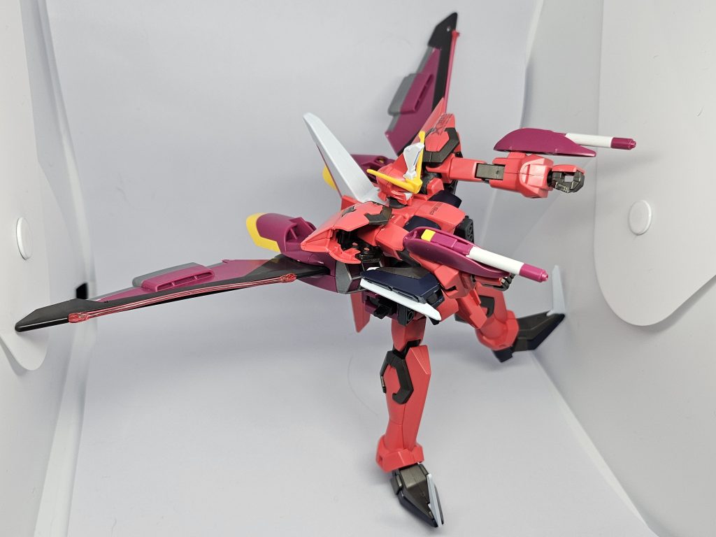 イージスの疑問点だった腰にしかスラスターが無い事で単独飛行不可だったのが飛行可能に。