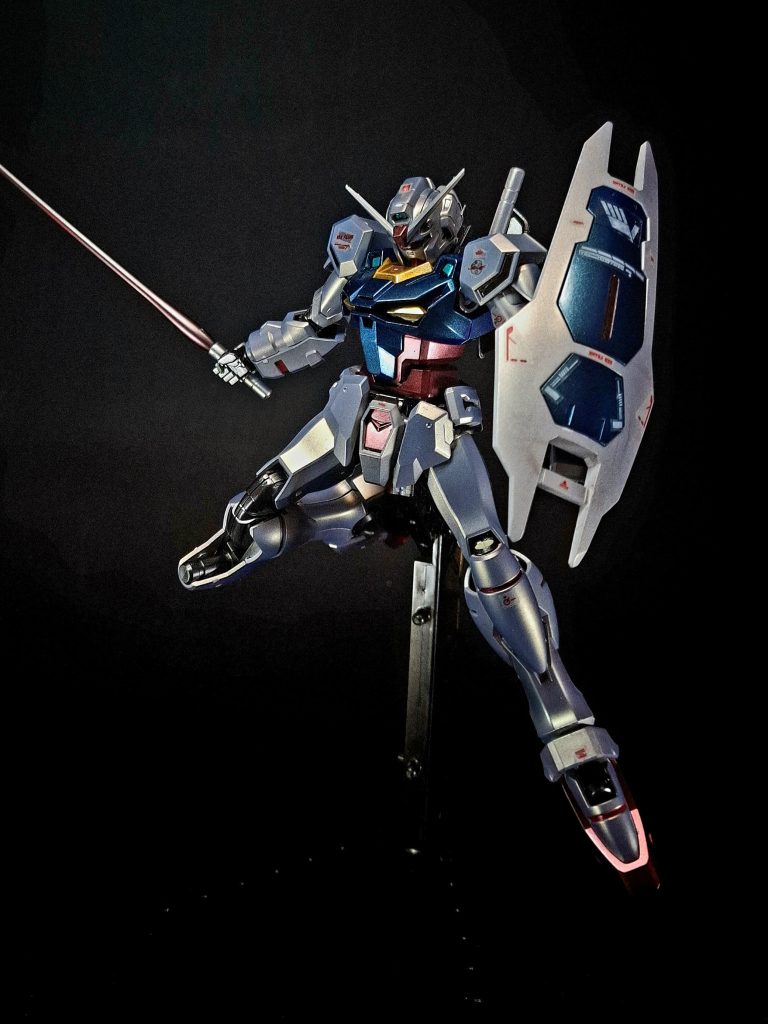 ビーム・サーベル近接戦闘用のビーム兵器。公式のメインビジュアルや設定画では背中に2本装備しているが、ゲーム内のCGモデルでは何故かマウント状態が描写されておらず、抜刀状態のみが表示される。