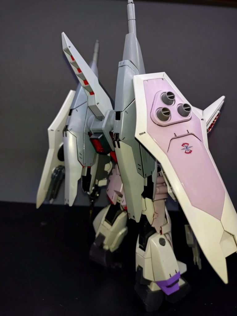 肩のシールドをブレイズウィザードに接続し、空いた肩のジョイントに肩アーマーを取り付けてあります。ショルダーアタックが出来なくなったのでトゲを廃止してます。