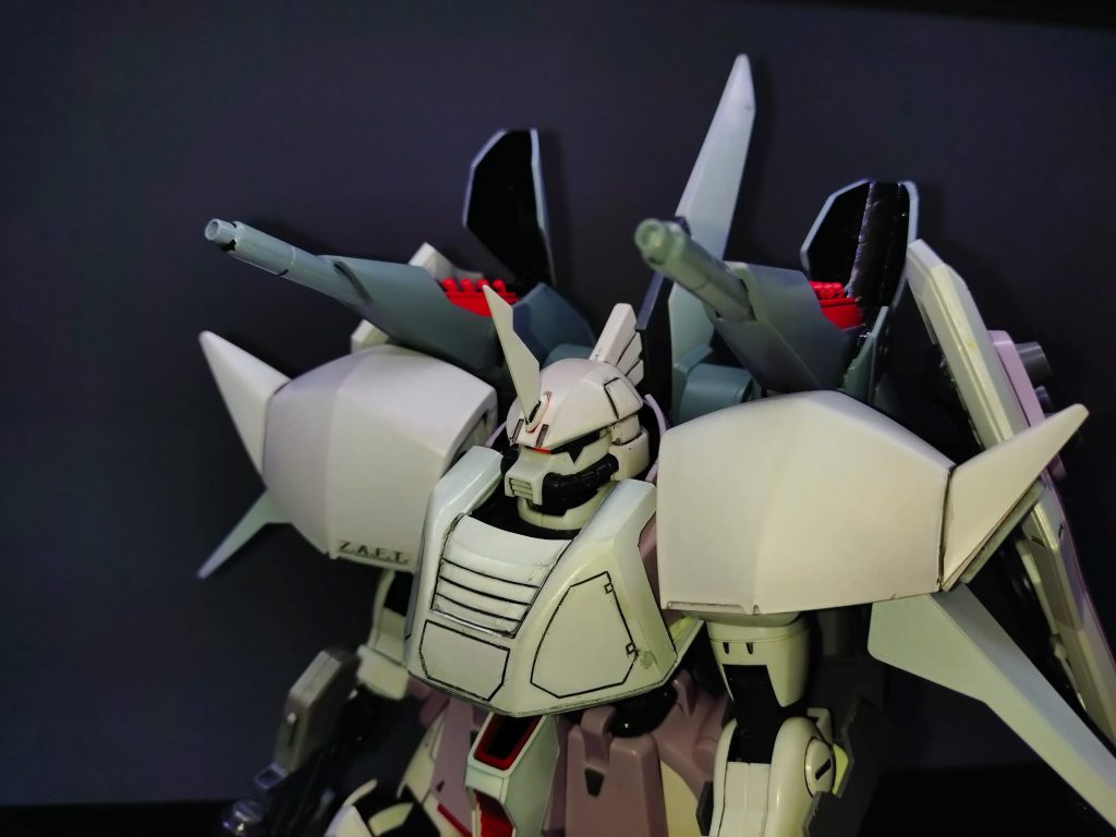 実の所ネタとしては種運命が終わりしばらく経って映画の話が出て来た頃にザク、グフ、ドムがいるのならギャンやゲルググもいるだろと思って製作を始めたが、ゲルググのパーツが結構大きくて、ザクファントムに全然合わなかったので、しばらく放置されていました。そこから数年が経ち実際に映画にギャンやゲルググが出て来た時には歓喜と共にこの機体はもう出せないなぁ…と思いながらも何となく気に掛けていましたが、今回発表出来て少し気が楽になりましたw