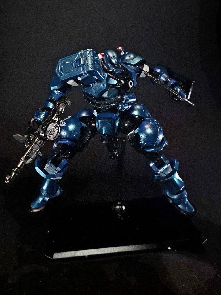 電磁警棒左前腕部シールドの裏側に交差させる形でマウントしている警棒。主に刺突する形で使用され、先端部が伸縮する構造となっている。接触することで対象に電気ショックを与えることが可能となっている。