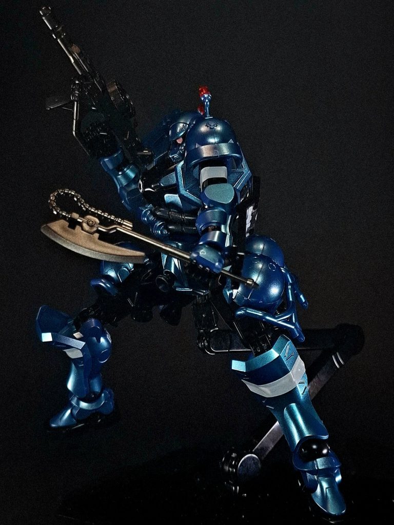 ヒート・ホーク刀身を赤熱させ対象を溶断する手持ち式の斧状の兵器。軍用の武装のためか民間機では使用できないが、第1話では「トメノスケ・ヒート・ホーク」が登場。民間サプライヤーによって軍用ヒート・ホークの模造品として製造されている。