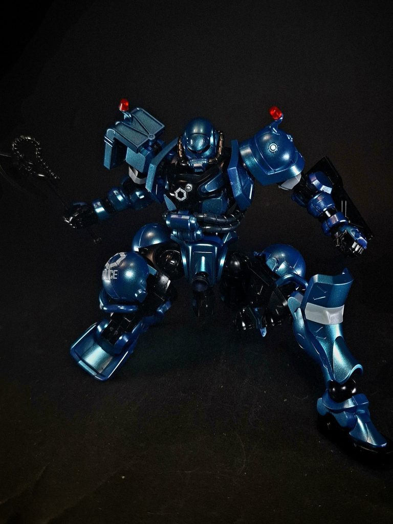 アラガ、ラゴウチの2名が搭乗する2機が登場。冒頭でも出没した赤いモビルスーツとジオン軍所属のモビルスーツとの交戦に介入。煙幕に紛れ遁走した両者を難民の居住区を荒らしながら(パイロットも難民の不法建築だからと言う理由で潰していた)捜索中、稼働中のポメラニアンズ所有のザクを発見。ヤクザキックで整備用トンネルへ続くリフトへこれを蹴り落とす。追った先で起動した白いモビルスーツの確保を試みたが、ラゴウチ搭乗機はヒートホークで胴を横薙ぎに割られ機能停止。駆けつけたアラガ機はエアブロック外に吸い出された白いモビルスーツを追い、倒そうとするも反撃にあい撃破された。