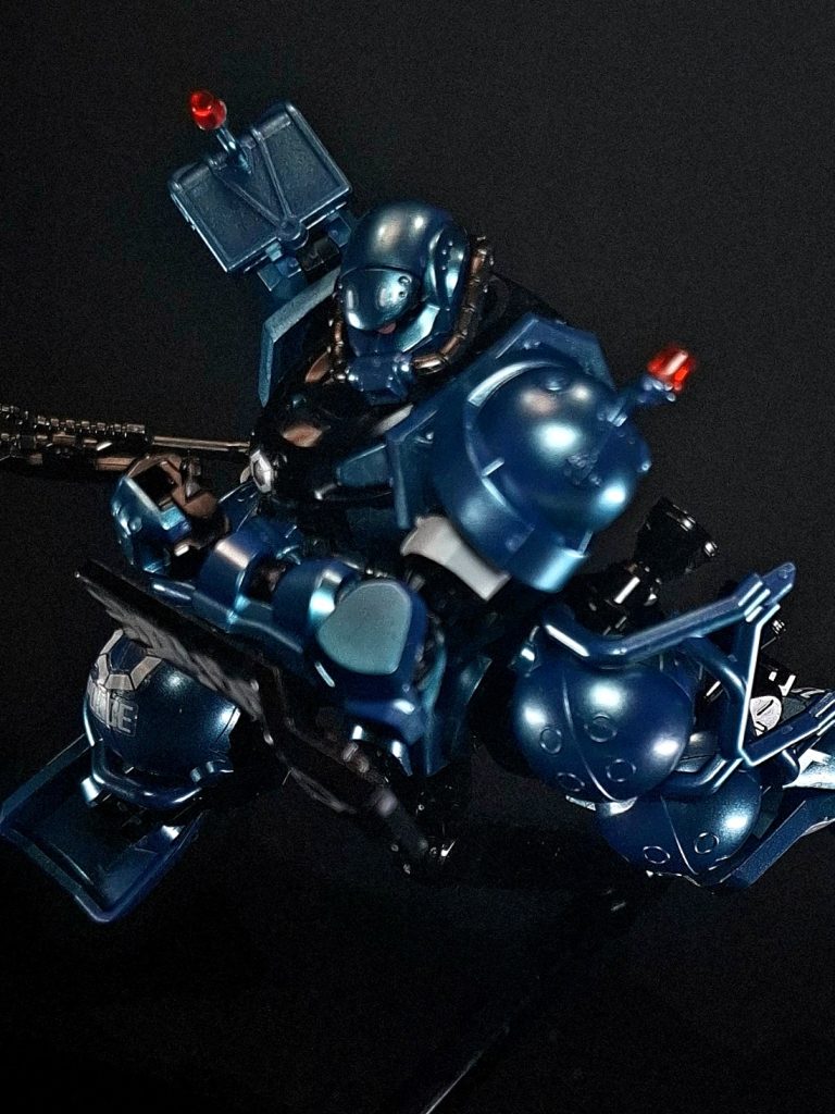 劇中ではジオン公国軍の将官シャア・アズナブルがコロニー・サイド7においてガンダムの奪取に成功、ジオン軍の技術体系を大きく塗り替えるという転換点があったために、『正史』では数多開発された他のモビルスーツ群を抑え、一年戦争終戦まで長く主力の座にあり続けた。戦後は旧式化したことでジオン軍から払い下げが行われ大量に流通し、官民問わずに使用されている。劇中ではいわゆる中古品である払い下げの機体に改造や改修が施された機体が多数登場するが、戦後新規に製造された個体の有無は不明。