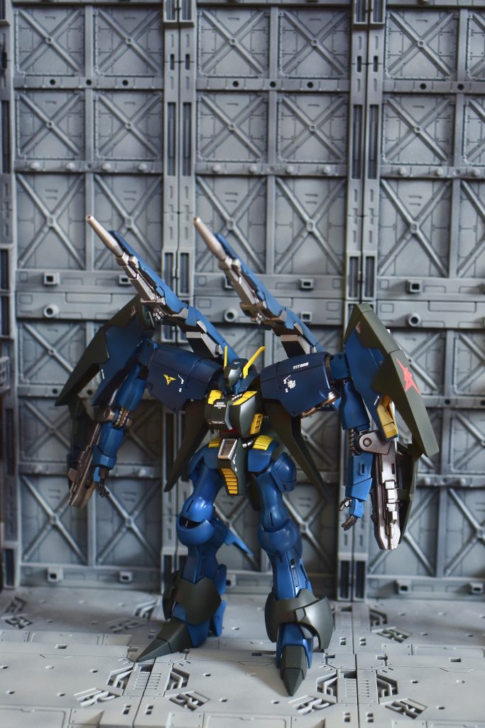 グリプス戦役中期から後期に差し掛かり、第３世代モビルスーツが戦場の主役となる中で、アムロの技量を持ってしてもジーラインの性能では限界を迎えキリマンジャロ基地で新開発のバイアランを更にアムロ用にチューンナップしたという設定です。