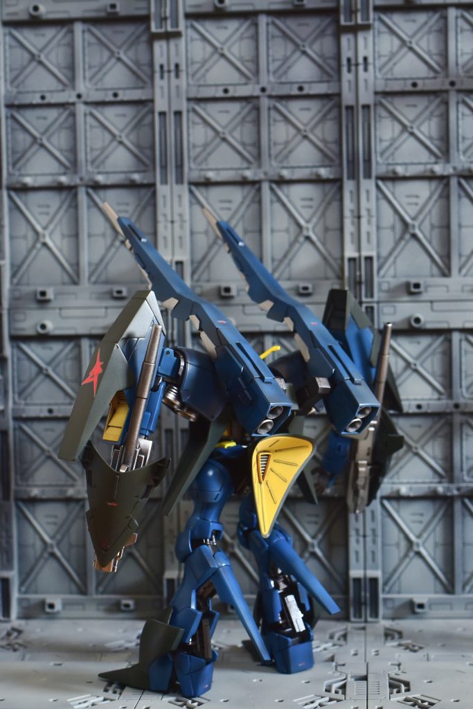 本来バイアランカスタムはU.C.90年代の現地改修機体ですが、グリプス戦役の機体を寄せ集め改修された機体らしいので、グリプス戦役時でもワンチャン何とかなるんじゃないかなと。キリマンジャロ基地工廠の方々が英雄アムロ・レイのためにがんばりました(gandam-hand1)