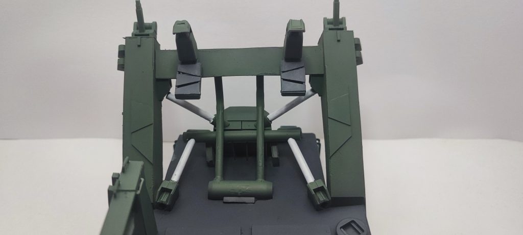 肩を押さえる部分やシリンダー？ぽい可動しそうな所もジークアクスのパンフレットとにらめっこしながら作ってました。