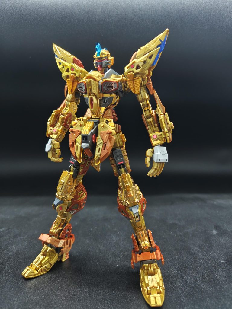 今回は配色バランスは成型色よりだいぶ変わってます。白と灰色は暗く、青と黒は明るく、赤と金はアクセントに艶ありです。