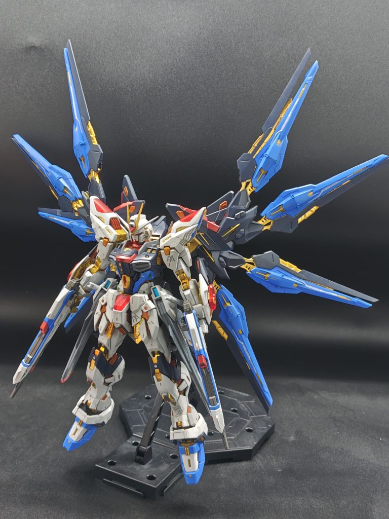 基本工程はヤスリがけ、銀サフ吹き、基本色塗装、装甲は全塗装。フレームは一部パーティングラインをヤスリがけで落として塗装、後はランナー塗装