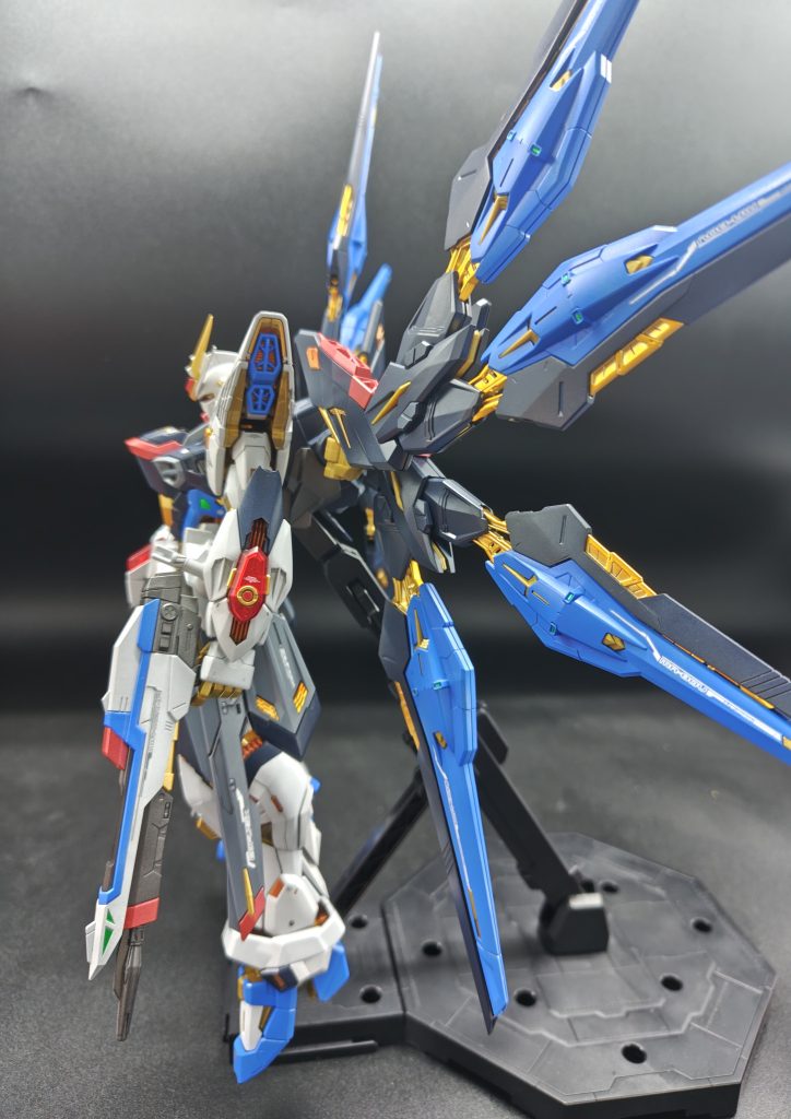 腰スカートの灰色は本来の色より濃くなったため、本来の灰色デカールだと全く見えなくなったため、適当に余った白いデカールを貼り付け。黒の部分はティターンズブルー1…だったはず。