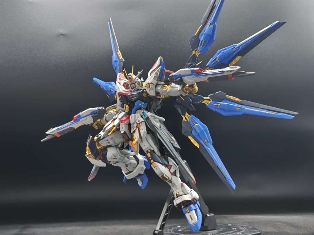 ストフリっぽいポーズを取らせてみたり。ドラグーンは一度つけると塗装ハゲが怖くて二度と外せないですね。ただデカールの貼り場所はちゃんとポージングの際に避けられるように比較的少なめになってるのは、とてもいいです。