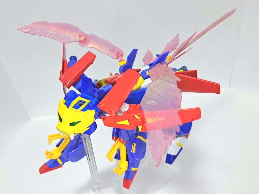 トライゼータトライオンガンダムトライゼータを軸にトライオン3が合体した大型トライマシン。四足で駆けての突進や横のマリンブレードでの切り裂き攻撃やサベージファングとラプターブレイカーで敵機を砕く攻撃等々、多種類の攻撃方法がある。フェザーストームとテールサーベルを展開することで飛行が可能となり、攻撃に利用可能。