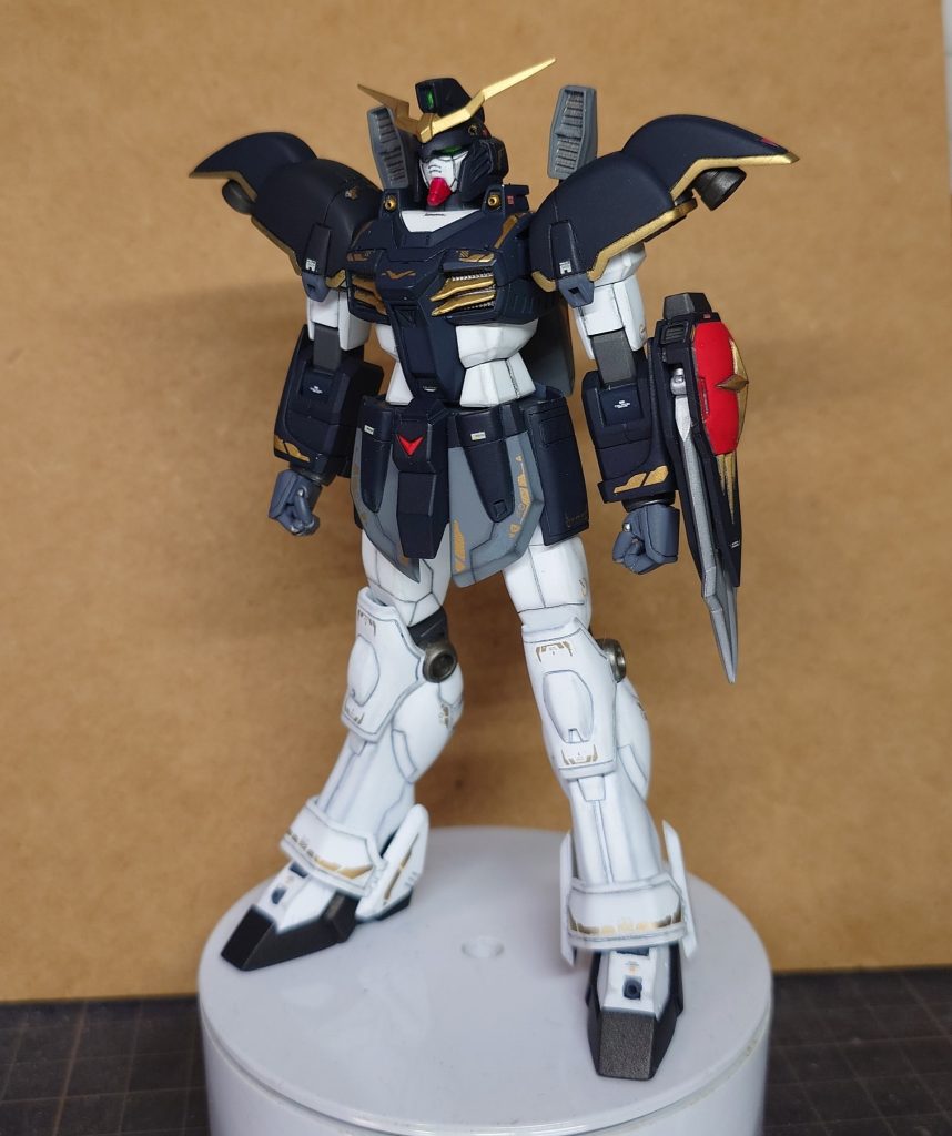 ヘルと比べると地味なので、エングレービング風になる様に市販のデカールをそれらしく貼ってます。