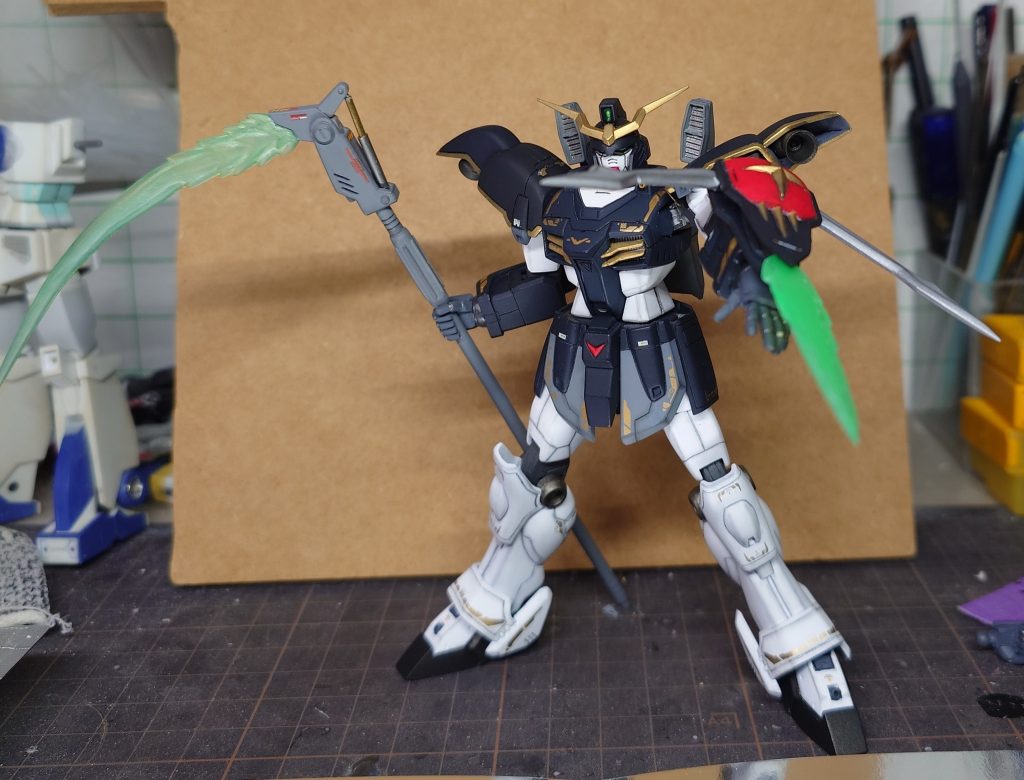 バスターシールドはネオジム磁石で接続、ビームのパーツは流用パーツにガンダムマーカーのホログリーンを塗ってます。