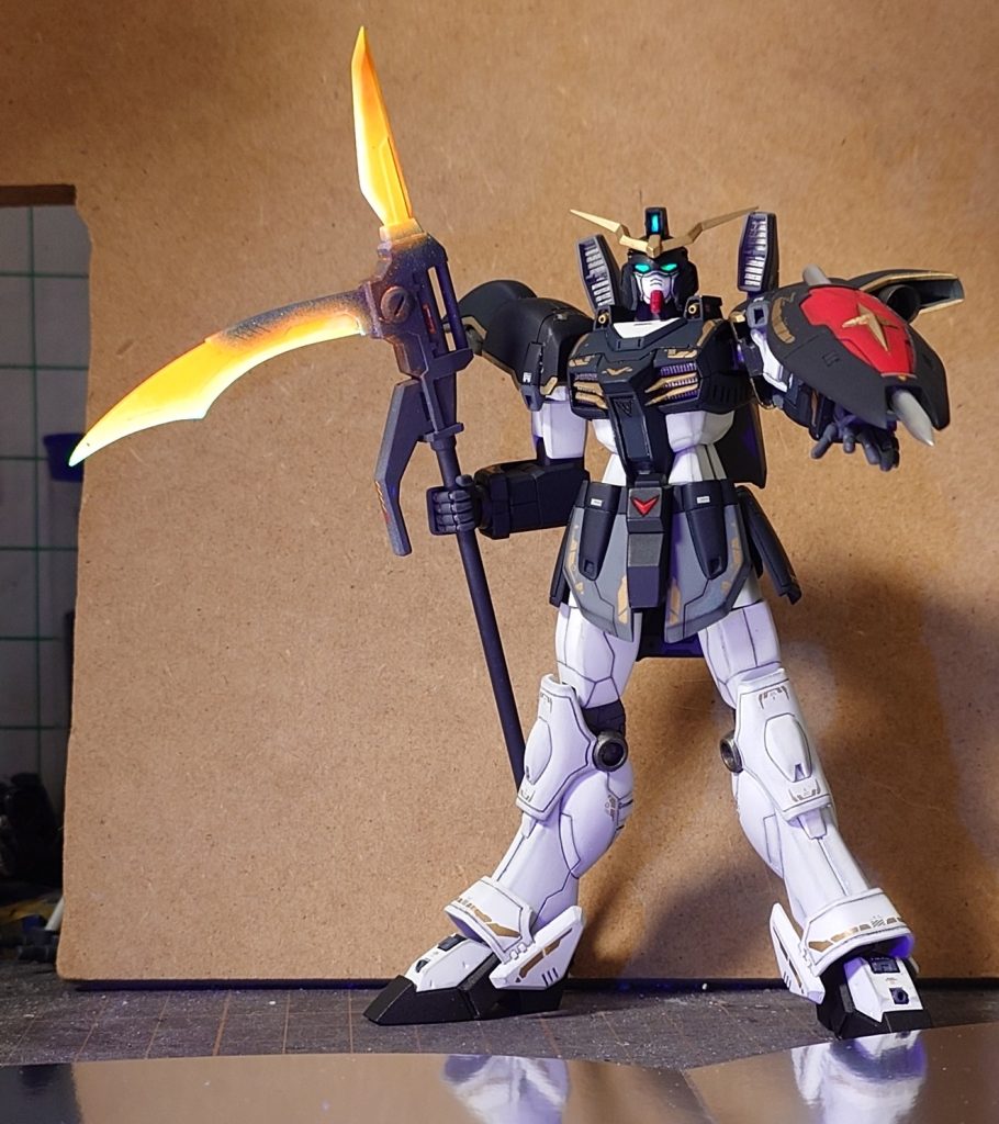 蛍光塗料と蛍光ピグメントを使っているのでUVライトで光らせるとこんな感じに。