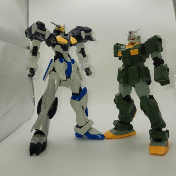 前回までのあらすじ…UR手に入れたらプラモ作成というアホな企画をやり始めたら最初の10連ガチャでよりによってガンプラが発売されてないル・シーニュとストライカーカスタムを引き当てるという逆ミラクルを引き起こしてしまった…この企画一体どうなる…。という訳でしょっぱなからとんでもねぇ自体になったこの企画…一応当たったのはこの2体…どうしてだよ！どうしてだよ！！…とりあえずゲーム自体は結構面白いですね、現状『ガチャが引けねぇ』ので無課金でやってますがURカンストとか考えなければ育成素材がそこまでシビアじゃなかったりキャラとMSのガチャが別れてなかったりと割とユーザフレンドリーな設定、あと無料配布のGQuuuuuuXがかなり強いので普通にストーリー追ってる分には今のところ普通に楽しめてますね、ちなみに現在は開発図埋めつつZZガンダムのストーリー進めてます。地味に面白いだけにガチャが引きたい…すでにガチャ石20000個超えてんだよ…10連6回分＋UR確定無料ガチャまで溜まってて引けねぇとかどんな生殺しだよ……そんな悲惨な状況に禁断の手を思いついてしまう俺…ガンダムの名前の書いてあるプラ板…略してガンプラ…もうゴールしてもいいよね…？と、いう訳でこれから溜まってるガチャ引きまくってきます！！ …というのは冗談で一応こんな感じで制作中です、ジムストライカーの改造で何とかなりそうなストライカーカスタムはともかくル・シーニュが似せられる気がまったくしねぇ…（3枚目）