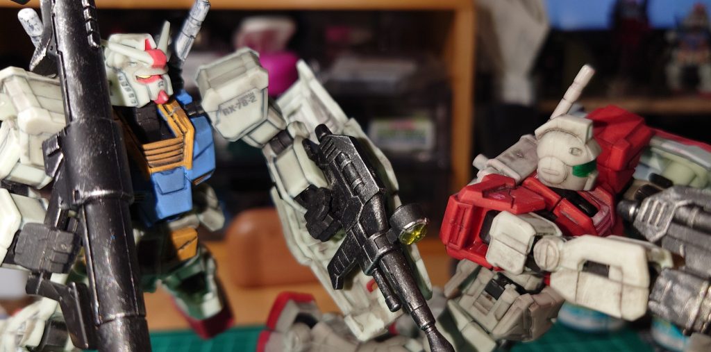 ジム「先輩、今日はあざっす!」ガンダム「お…おぅ(的になってもらいたいんだけどやりづれぇ…)」 一コマ目の後でフェードアウトしたジムは、脚パーツを撃たれた後、ガンダム先輩に後方に送られたので、安心してください