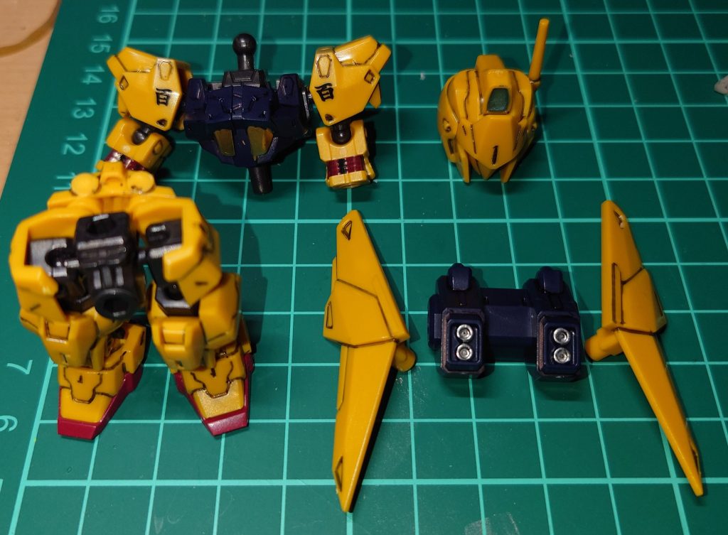 組み立て中 スミ入れ・部分塗装・光沢トップコート仕上げです バーニアは塗ってますよ 頭のセンサー部はレジン処理してます