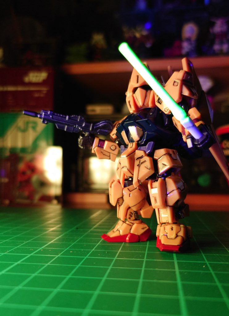 ビームサーベルは蛍光オレンジ塗ってるので、ブラックライトに光ります