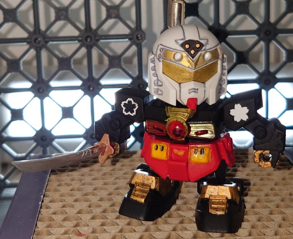 甲冑着用前 SDガンダムの瞳は苦手なのでゴールドで塗装 両肩には桜柄のデカールを貼りました