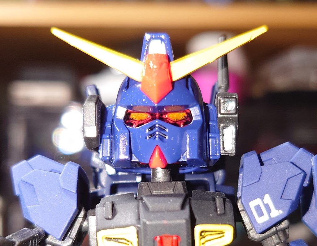 シールは未使用　ツインアイの周りは黒く塗り、ツインアイはｺﾞｰﾙﾄﾞで塗装　赤く見えますね　額奥のセンサーは下地にシルバー塗装してからマリンブルーのレジン流し込んでます　後頭部のセンサーも同様　流石に小さいので、爪楊枝を使いました