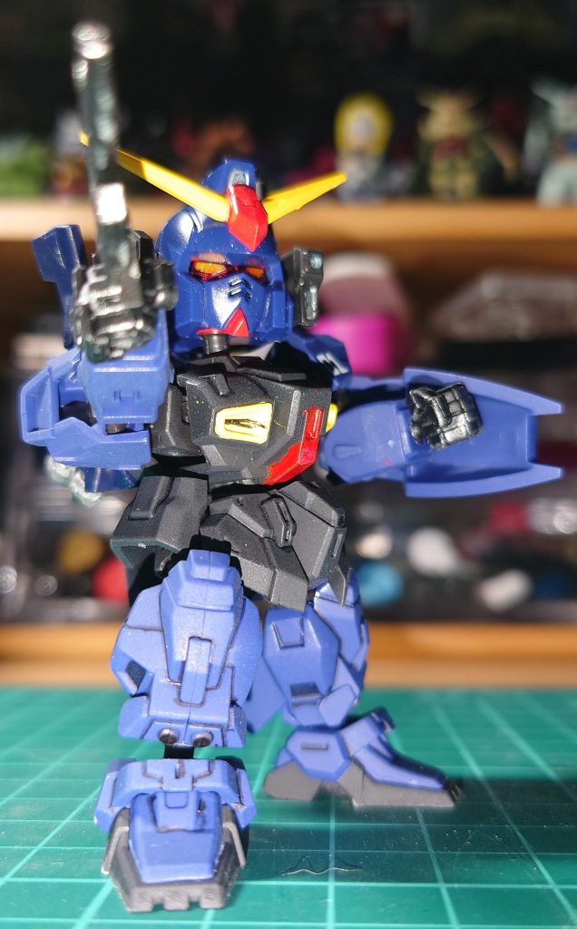 スマホを逆さにして煽り気味に撮影　ライフルなどを構える時には、目線と銃口を合わせるように意識しています　これポージングの豆知識