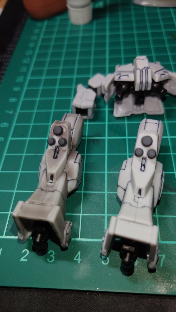 陸戦型ジム 右がウエザリング前 左がウエザリング後