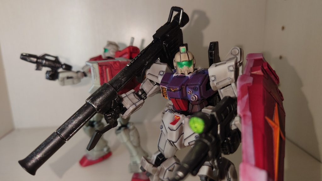 陸戦型ジムとジムのMAVですね 180㍉キャノンはジャングルのパトロールには向いていないという設定でバズーカにしています 相方はスプレーガン バズーカも取り回しはよくないですね ま、それが今回の話の肝になりますが