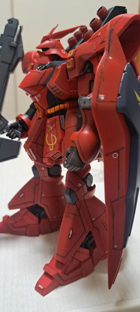 部分塗装とスジ彫り、スミ入れ、つや消しクリアー。デカールは付属のと手持ちが少々。武器は誰にも持たせていなかったモノ。ビックな男のビックなサイズ。大きい機体には大きい武器