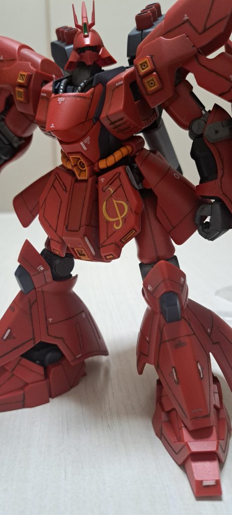 仮組しない派なので作りながらその場その場で彫ってます。ただ仕事中、仕事そっちのけでああしよう、こうしよう考えてはいますが中々、塗装し難いなかせめて部分塗装＋スジ彫り＋デカール。繰り返していくうち少しでも上手くなればと。