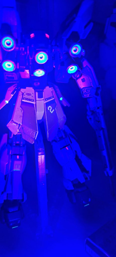 蛍光。蛍光の塗料て沢山使わないので随分前に買ったのが残っています。