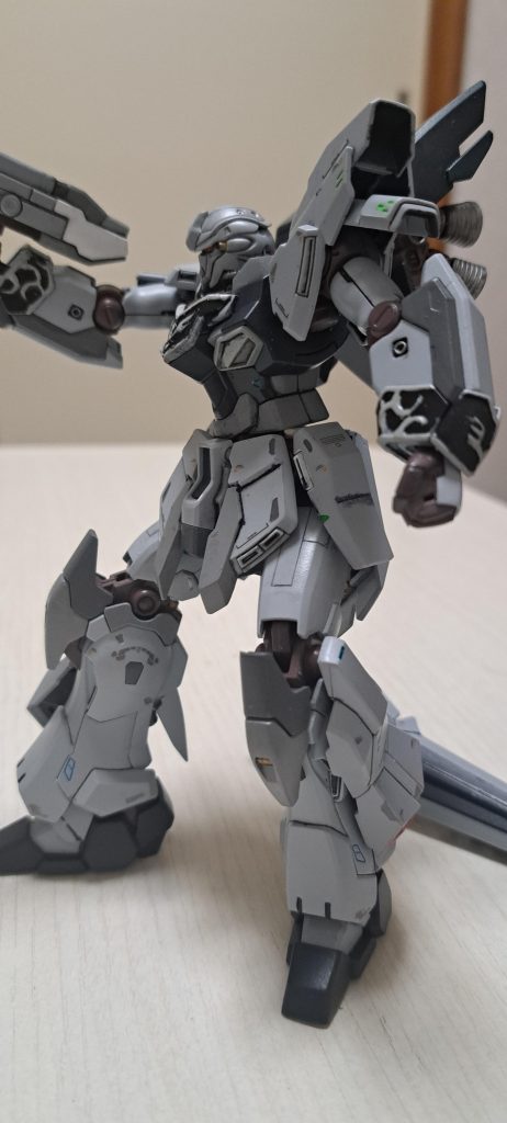 シールドの腕への保持がちょっと悪いなと。多分またどこかで見つけたら買ってしまうだろうなと思います。ああ絶対買ってしまう、そしてまた細い塗装に老眼苦労するのに。その時はちゃんと塗装チャレンジしたいです。ホワイト系薄いグレーとかあんまり上手く塗れないんです。