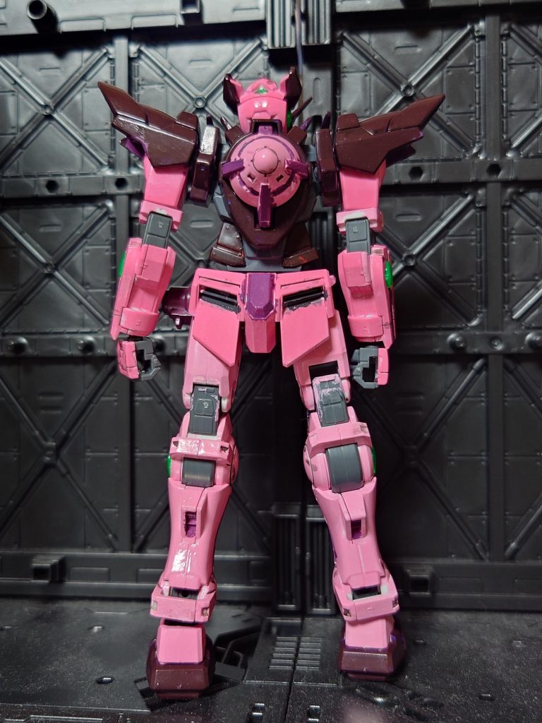 見てわかる通り色々酷いです右足の合わせめ消しの時パーツを逆に付けたり裏まで塗れてなかったり…この後墨入れ拭くやつを買って消して一応つや消しを吹いたのですがあまり変わらなかったので無かった事にしますw…