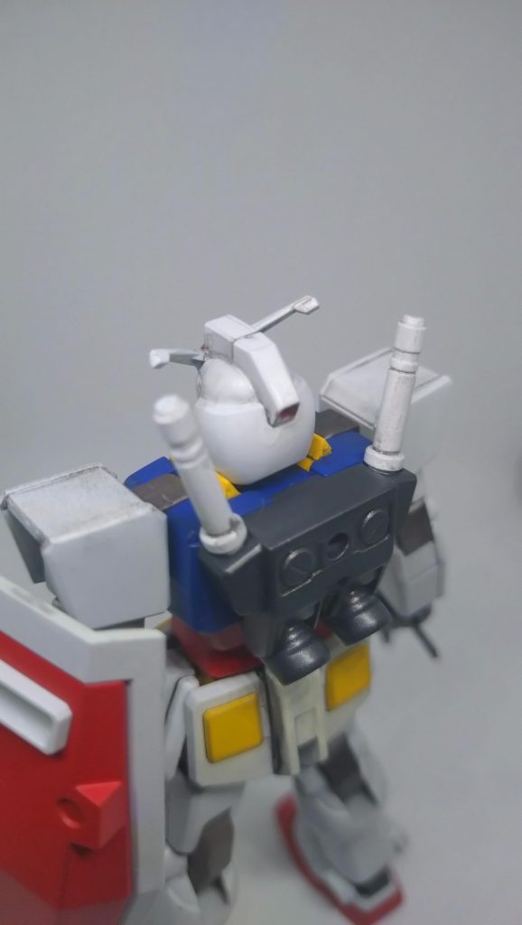 ところで……アンテナは、あえて尖らせていません。モビルスーツは兵器であり工業製品。宇宙空間での整備を考えると、アンテナが鋭角では危険と考えます。安全第一！