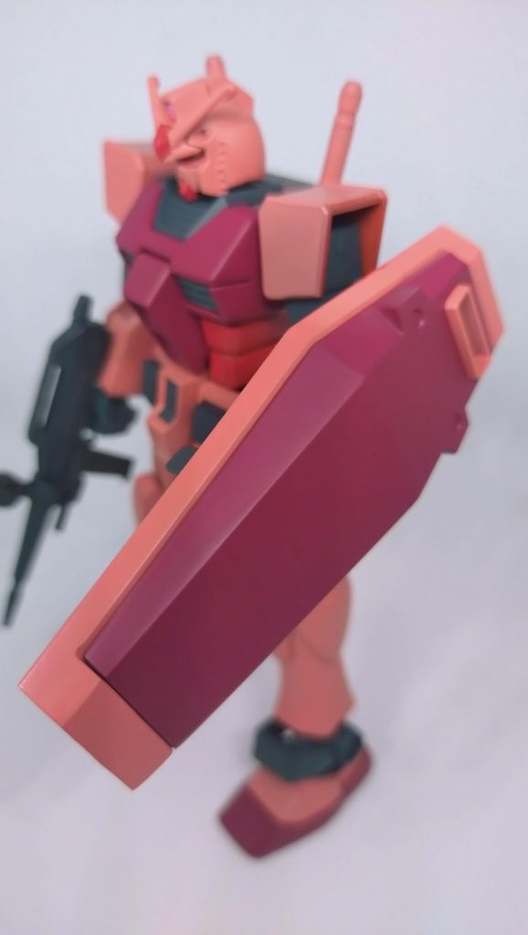 連邦マークは潰しています。おへそは簡単に消せましたが(別パーツを切ってはめ込んで、パテで埋め込み)、シールドが上手くいかなかった(涙)時間が経つにつれ、凹んできた……