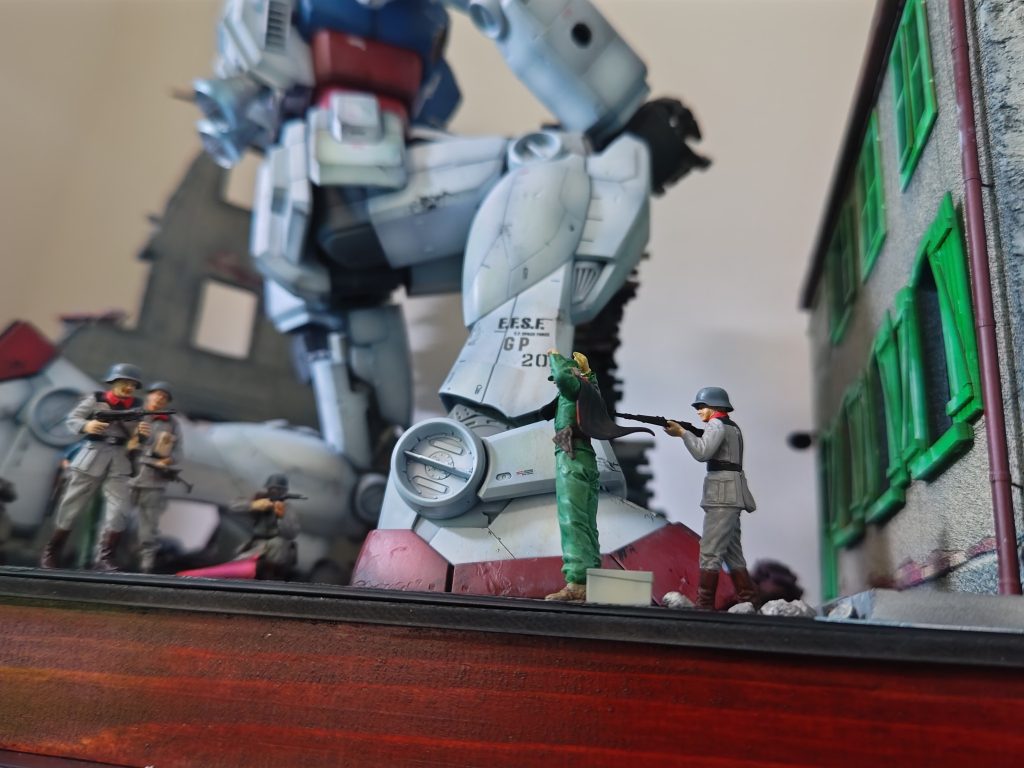 ジオン兵に銃をつんつん。