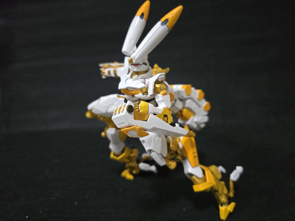 接近戦で戦う設定から獣をイメージ、獣といえば逆関節！ということで逆関節をどう作るかで悩みました。逆関節からのドロップキックは漢のロマンです。