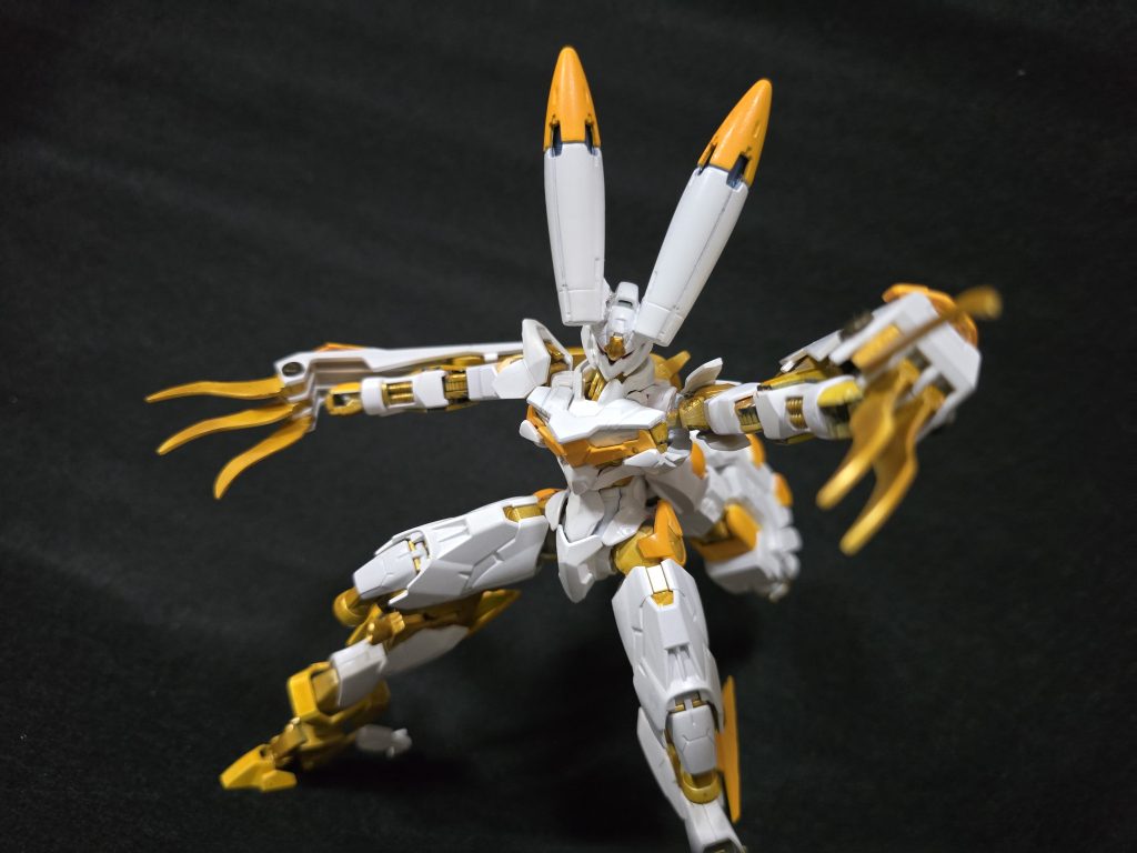 遠距離は捨て、中距離からはビームライフルで牽制し急速接近、爪でとどめを刺す。という戦法で戦います。