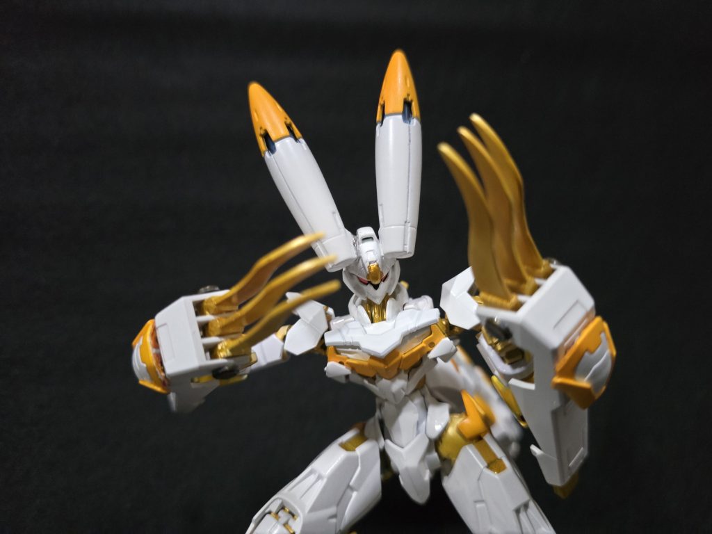 腕甲には高振動三連刃がそれぞれ仕込まれています。基本はこの兵装を使用します。