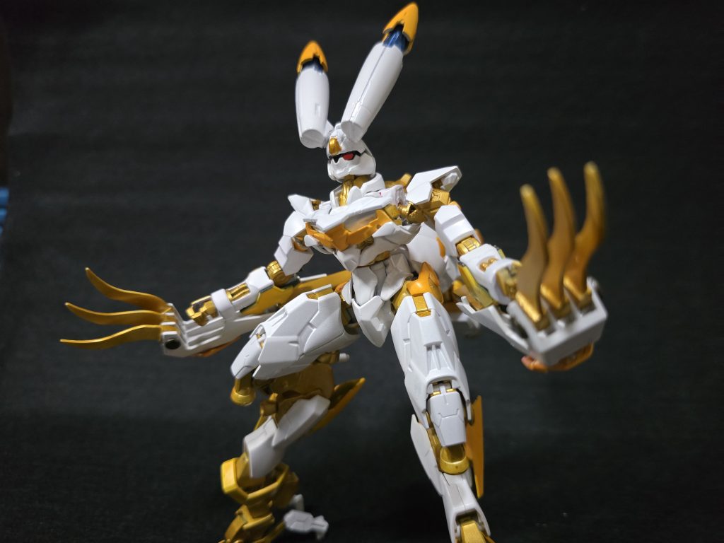 リミッターを解除した姿、「因幡之白兎」です。お耳のアンテナが展開し、戦場のあらゆるデータを収集し搭乗者へフィードバックします。（搭乗者は廃人になります）